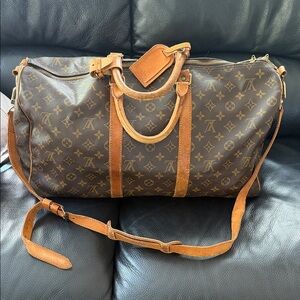 Vintage Louis Vuitton duffle bag with strap. Size 50
